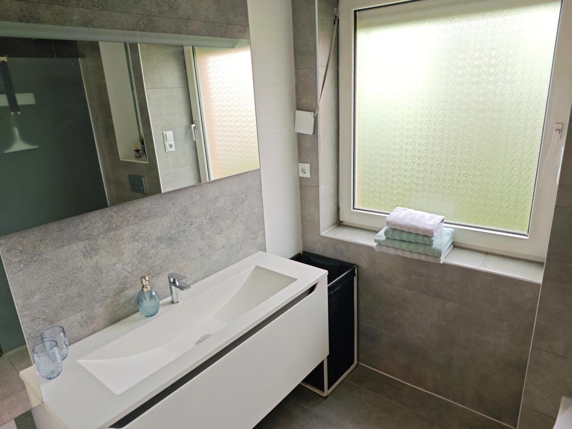 Fh-Naehe: Modernes Apt Mit Balkon Hof  Bagian luar foto